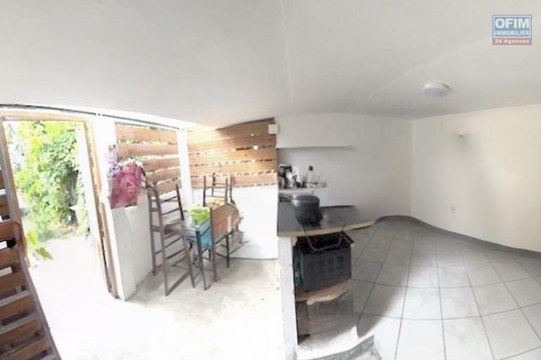 IDEAL INVESTISSEMENT OU PREMIER ACHAT - RARE A LE PORT CENTRE VILLE – MAISON TYPE T1 Bis EDIFIE SUR UNE PARCELLE DE 132 m2