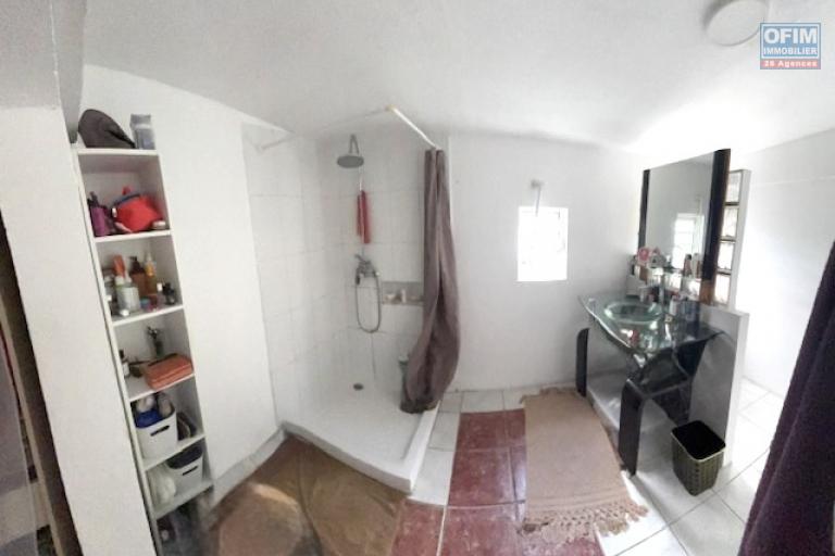 IDEAL INVESTISSEMENT OU PREMIER ACHAT - RARE A LE PORT CENTRE VILLE – MAISON TYPE T1 Bis EDIFIE SUR UNE PARCELLE DE 132 m2