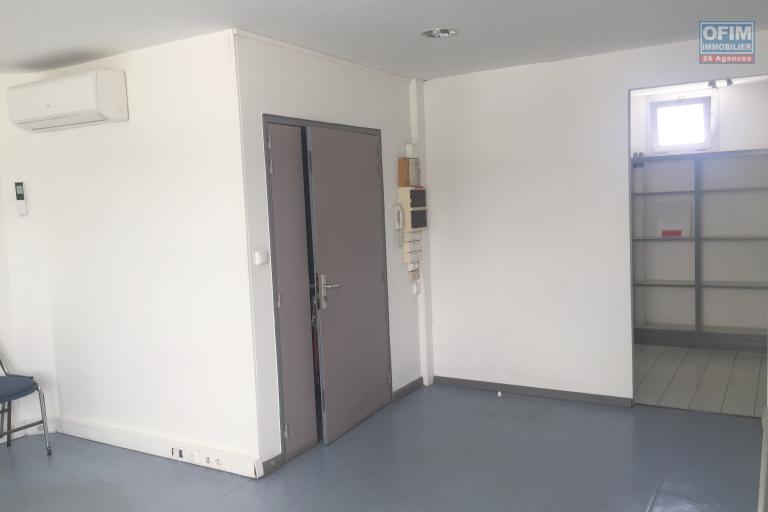 A LOUER LOCAL PROFESSIONNEL/ BUREAUX LE PORT