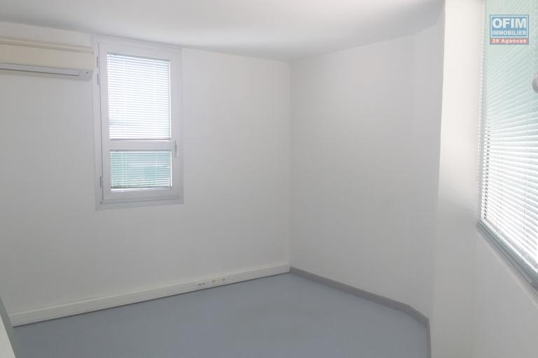A LOUER LOCAL PROFESSIONNEL/ BUREAUX LE PORT
