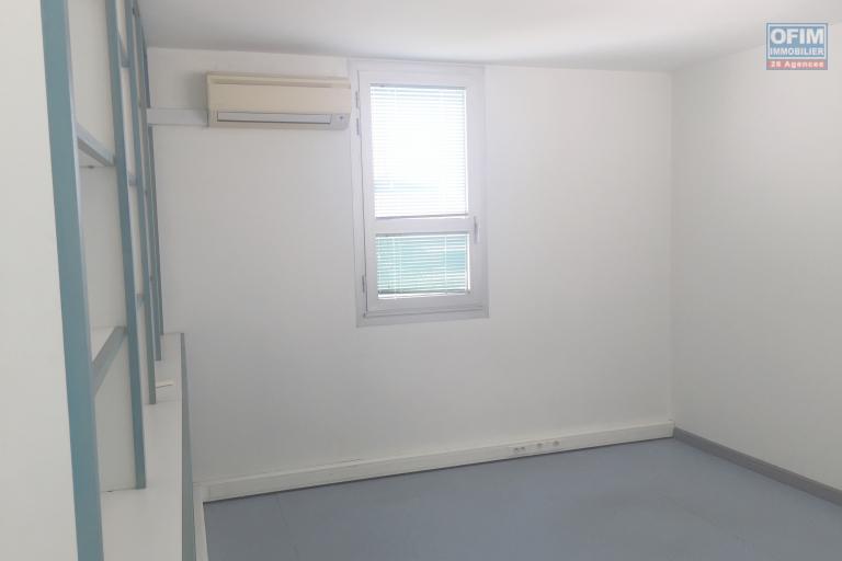 A LOUER LOCAL PROFESSIONNEL/ BUREAUX LE PORT