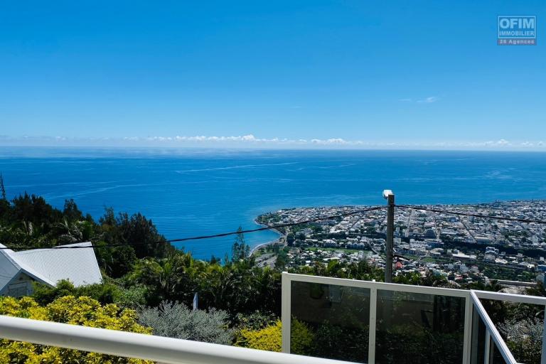 A vendre cette charmante villa de type F6/7 avec une vue magnifique sur la capitale et l'oc&eacute;an &agrave; La Montagne Saint Denis.