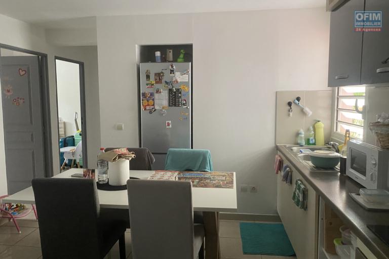 A vendre appartement T3 au centre ville de la Possession avec belle vue montagne.
