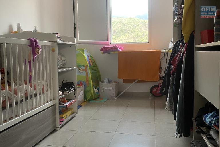 A vendre appartement T3 au centre ville de la Possession avec belle vue montagne.