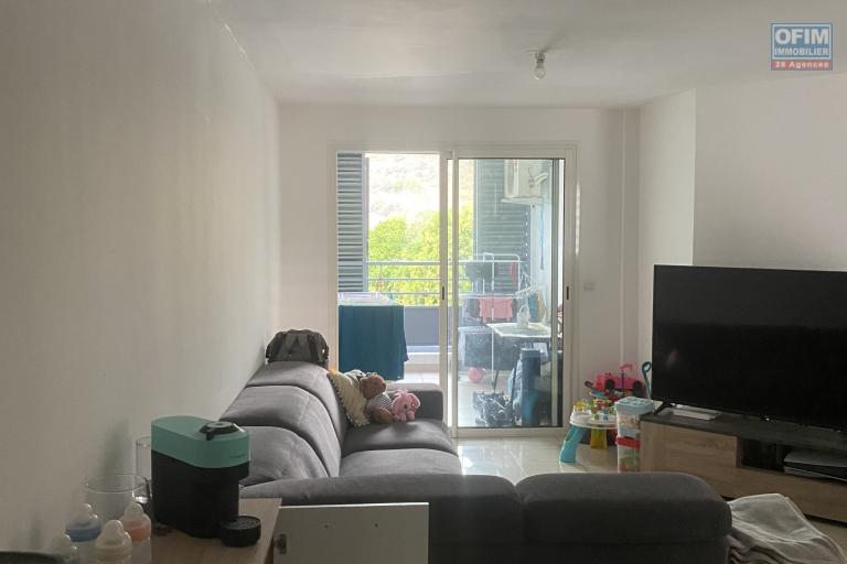 A vendre appartement T3 au centre ville de la Possession avec belle vue montagne.