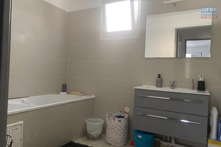 A vendre appartement T3 au centre ville de la Possession avec belle vue montagne.