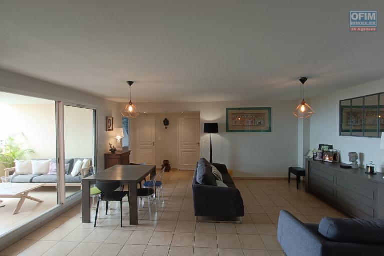 A vendre magnifique appartement 3 chambres avec vue sur mer et 2 parkings au centre ville de Saint-Denis