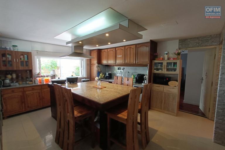 A Vendre &agrave; Sainte-Anne magnifique villa 5 chambres de 200 m2 habitables + 100 m2 de varangue