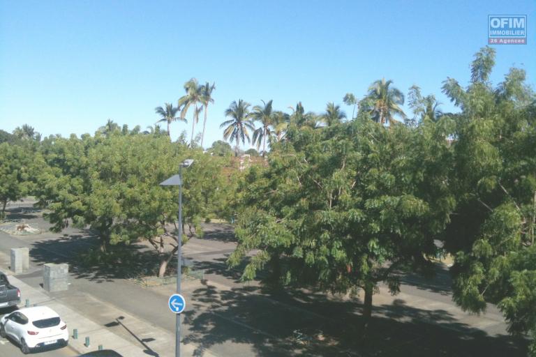 RARE - RESIDENCE DE BON STANDING CENTRE VILLE LE PORT APPARTEMENT T2+V RENOVE - IDEAL INVESTISSEMENT OU 1&deg; ACHAT