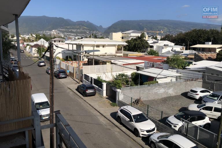 RARE - RESIDENCE DE BON STANDING CENTRE VILLE LE PORT APPARTEMENT T2+V RENOVE - IDEAL INVESTISSEMENT OU 1&deg; ACHAT