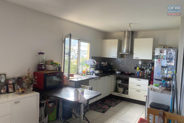 A vendre beau duplex T3 avec varangue- Dernier étage- Vue sur la ville, mer et montagne.