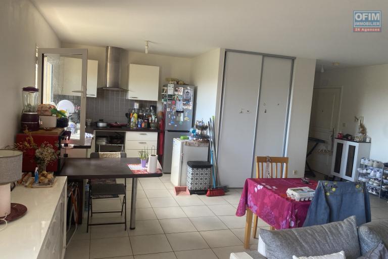 A vendre beau duplex T3 avec varangue- Dernier étage- Vue sur la ville, mer et montagne.