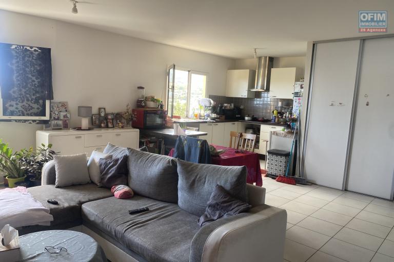 A vendre beau duplex T3 avec varangue- Dernier étage- Vue sur la ville, mer et montagne.