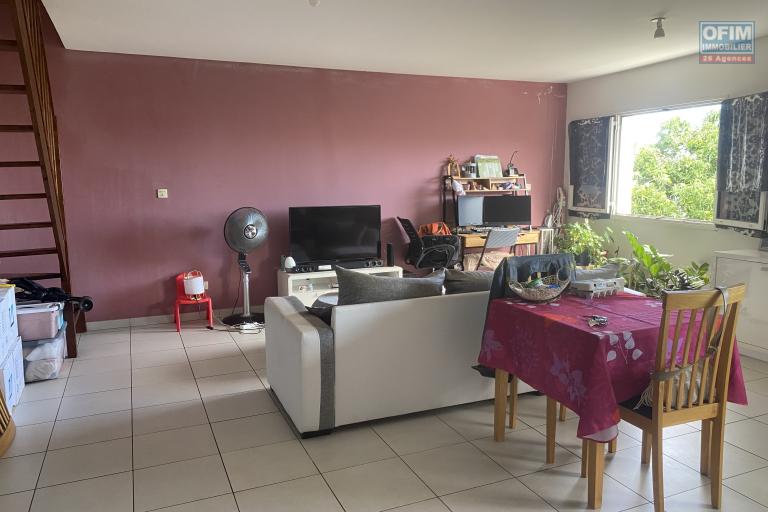 A vendre beau duplex T3 avec varangue- Dernier étage- Vue sur la ville, mer et montagne.