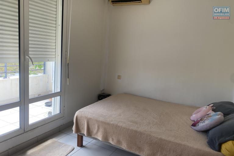 A vendre beau duplex T3 avec varangue- Dernier étage- Vue sur la ville, mer et montagne.