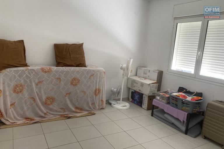 A vendre beau duplex T3 avec varangue- Dernier étage- Vue sur la ville, mer et montagne.