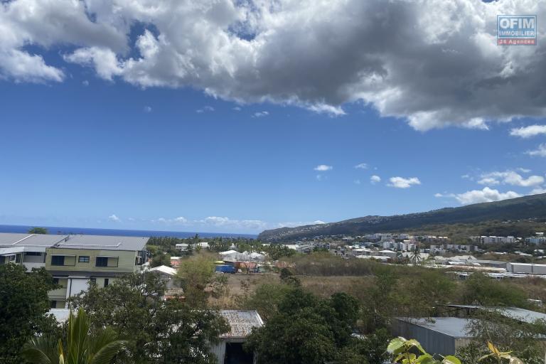 A vendre beau duplex T3 avec varangue- Dernier étage- Vue sur la ville, mer et montagne.