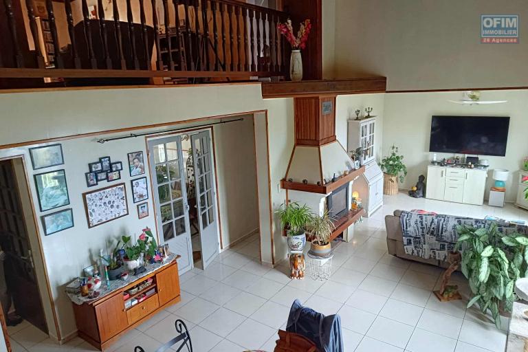 A la Chaloupe St Leu maison T 6/7 en duplex rénovée en 2018 avec une trés belle vue mer - Salon rez de chaussée