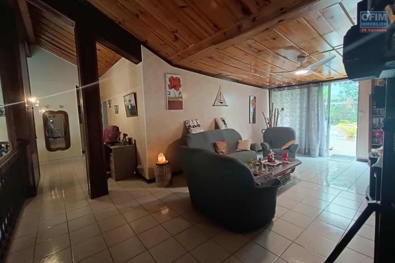A la Chaloupe St Leu maison T 6/7 en duplex rénovée en 2018 avec une trés belle vue mer - Salon étage