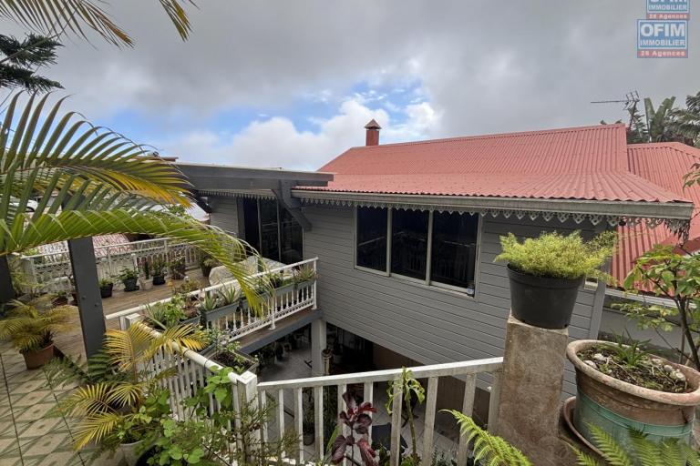 A la Chaloupe St Leu maison T 6/7 en duplex rénovée en 2018 avec une trés belle vue mer