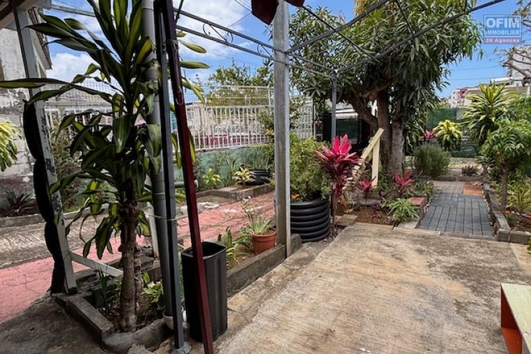 A vendre maison T3/4 &agrave; St Denis quartier La Source.