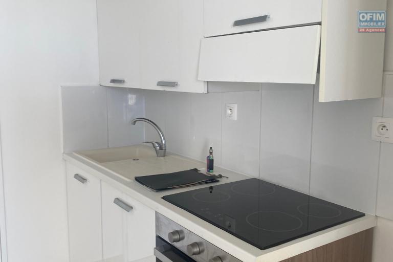 A vendre ce bel appartement de type F2 de 46,80m2 habitable sur la résidence PASSERELLE à Sainte Clotilde.