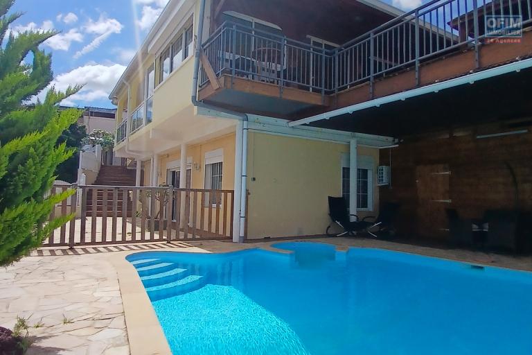 A VENDRE un ensemble de 2 appartements de type F3 avec PISCINE, JACUZZI et VUE MER &agrave; SAINT-PAUL