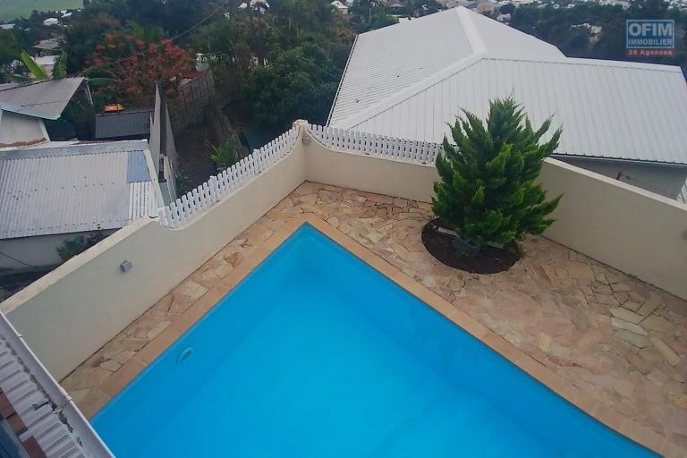 A VENDRE un ensemble de 2 appartements de type F3 avec PISCINE, JACUZZI et VUE MER à SAINT-PAUL