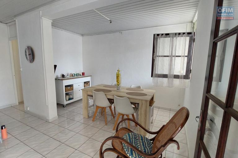 A vendre une f4 sur un terrain de 555m2 a Sainte Clotilde.
