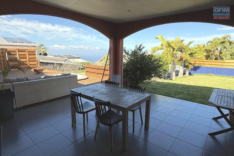 Belle maison r&eacute;cente F5 plain-pied  de 130 m&sup2; habitables + 35 m&sup2; de varangue et 50 m&sup2; de terrasse avec jacuzzi, implant&eacute;e sur un terrain plat de 572 m&sup2; avec vue mer et montagne.
