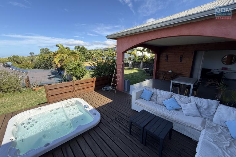 Belle maison récente F5 plain-pied de 130 m² habitables + 35 m² de varangue et 50 m² de terrasse avec jacuzzi, implantée sur un terrain plat de 572 m² avec vue mer et montagne.