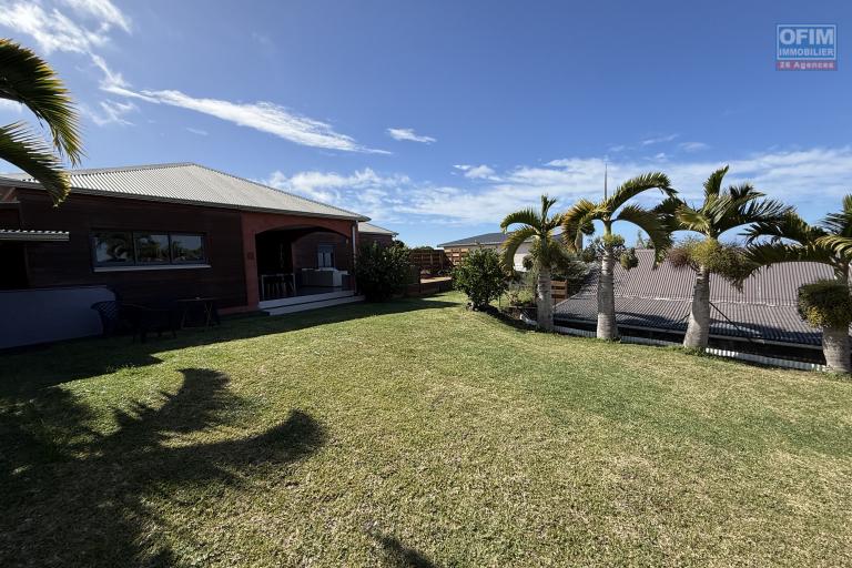 Belle maison récente F5 plain-pied de 130 m² habitables + 35 m² de varangue et 50 m² de terrasse avec jacuzzi, implantée sur un terrain plat de 572 m² avec vue mer et montagne.