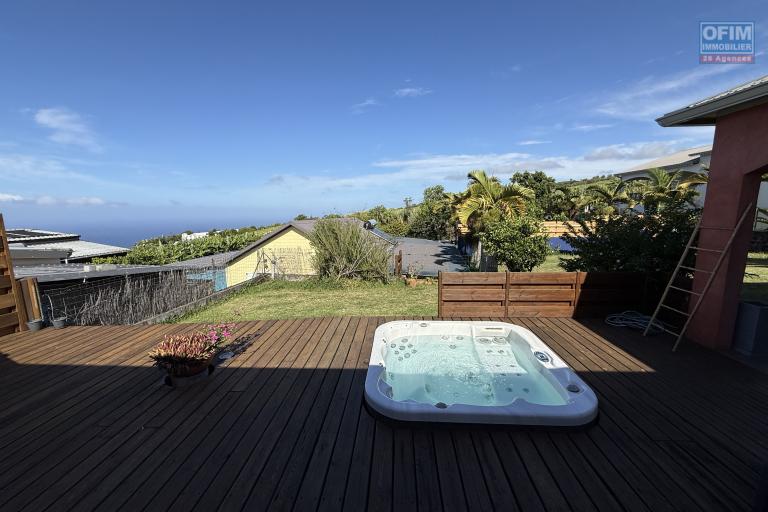 Belle maison récente F5 plain-pied de 130 m² habitables + 35 m² de varangue et 50 m² de terrasse avec jacuzzi, implantée sur un terrain plat de 572 m² avec vue mer et montagne.