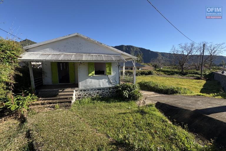 A vendre villa F5 avec garage sur un grand terrain de 2 000 m2 &agrave; la Plaine des Palmistes