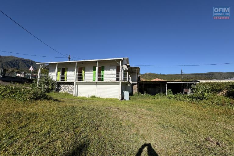 A vendre villa F5 avec garage sur un grand terrain de 2 000 m2 à la Plaine des Palmistes