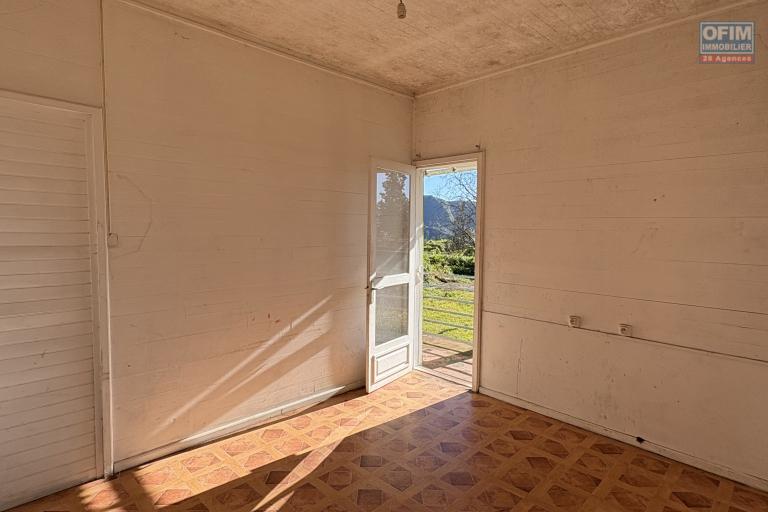 A vendre villa F5 avec garage sur un grand terrain de 2 000 m2 à la Plaine des Palmistes