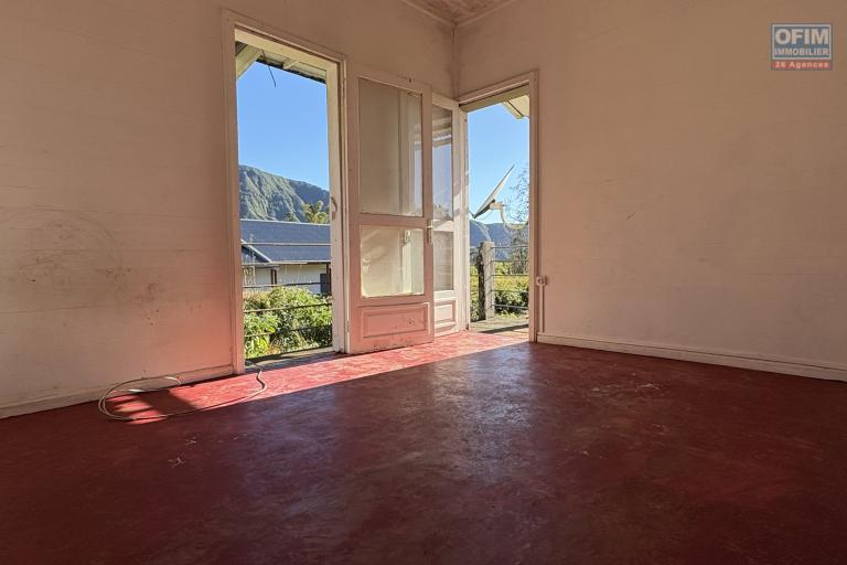 A vendre villa F5 avec garage sur un grand terrain de 2 000 m2 à la Plaine des Palmistes