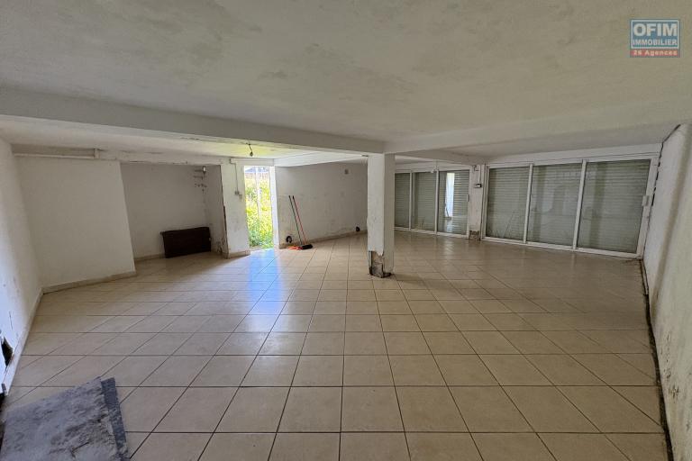 A vendre villa F5 avec garage sur un grand terrain de 2 000 m2 à la Plaine des Palmistes