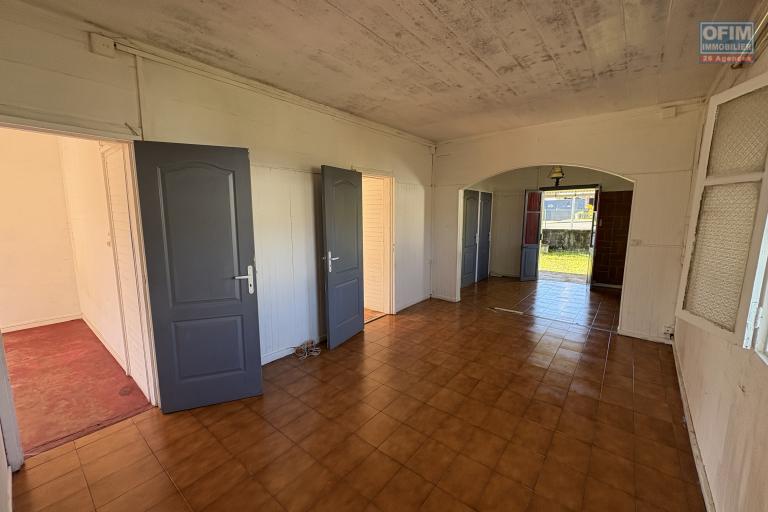 A vendre villa F5 avec garage sur un grand terrain de 2 000 m2 à la Plaine des Palmistes