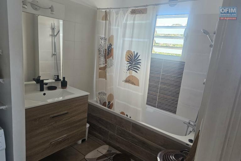 A louer  &agrave; Saint Leu bel appartement T2 meubl&eacute; avec vue mer panoramique