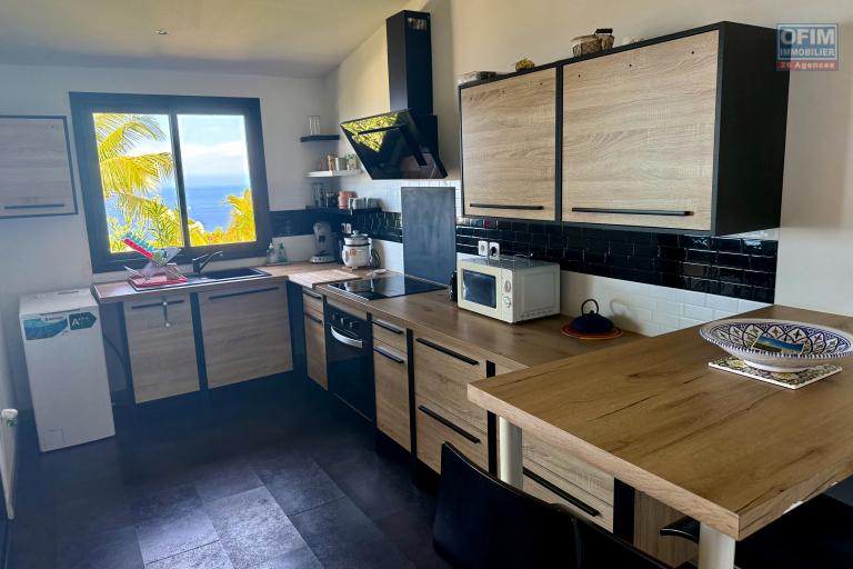 Terrain avec deux maisons - cuisine &eacute;quip&eacute;e du bungalow
