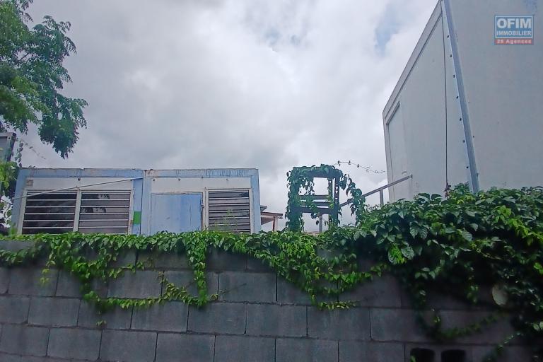 A LOUER bureau container sur un terrain de 200 m2 sur Saint-Gilles Les Hauts &agrave; 900 euros!