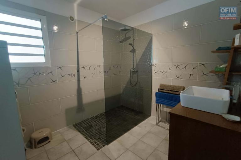 Villa d'architecte en duplex 5 chambres avec piscine et jardin paysager de 620 m2 Rivière St Louis