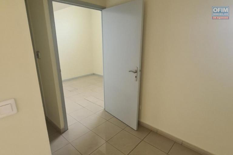 A LOUER - LOCAL COMMERCIAL 110 M2 - LA GRANDE MONTEE (ANCIENNE POSTE)