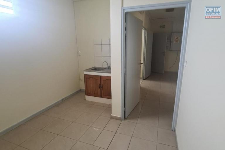 A LOUER - LOCAL COMMERCIAL 110 M2 - LA GRANDE MONTEE (ANCIENNE POSTE)