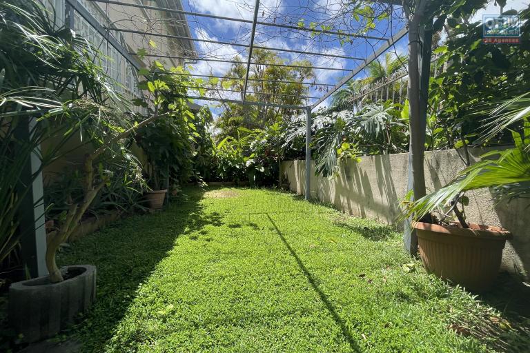 &Agrave; VENDRE &ndash; Maison F6 de 144 m&sup2; &ndash; BOIS DE N&Egrave;FLES SAINTE-CLOTILDE - jardin arri&egrave;re