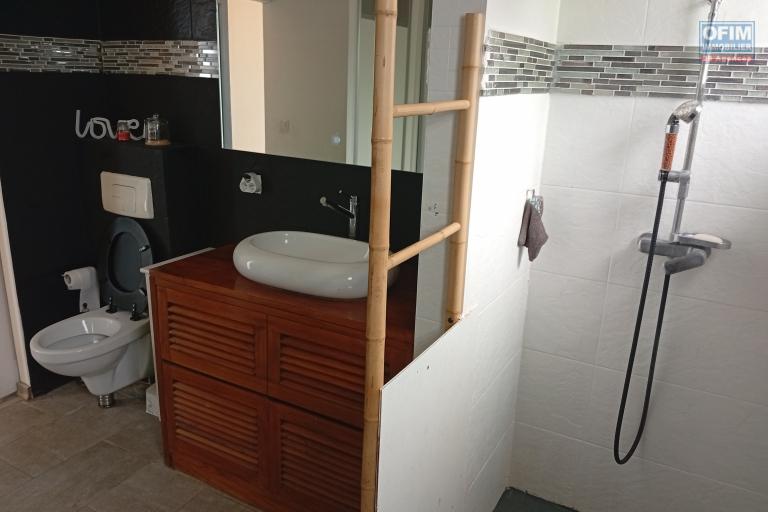 A LOUER MAISON MEUBLEE F5 DE 200 M2 AVEC PISCINE ET JACUZZI A PITON ST LEU
