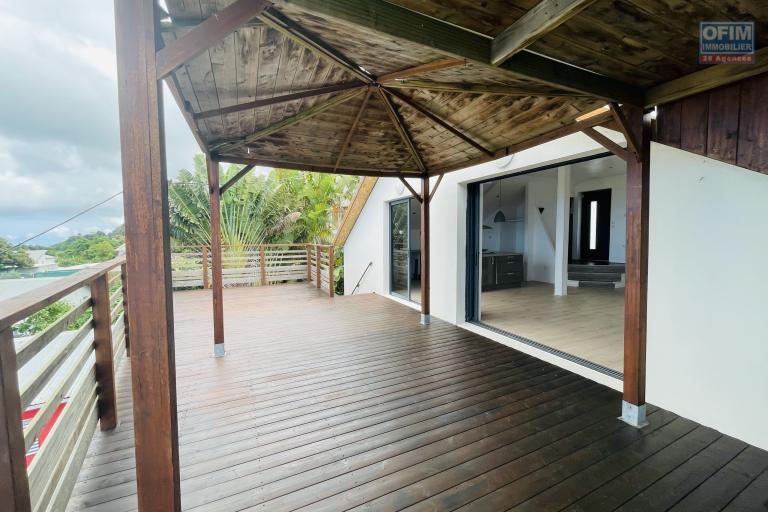 A LOUER belle villa invers&eacute;e de type F4 avec PISCINE CHAUFFEE et VUE exceptionnelle PLEIN OUEST sur BRAS CANOT ( Saint Gilles les Hauts) I NON MEUBLEESAINT GILLES LES HAUTS