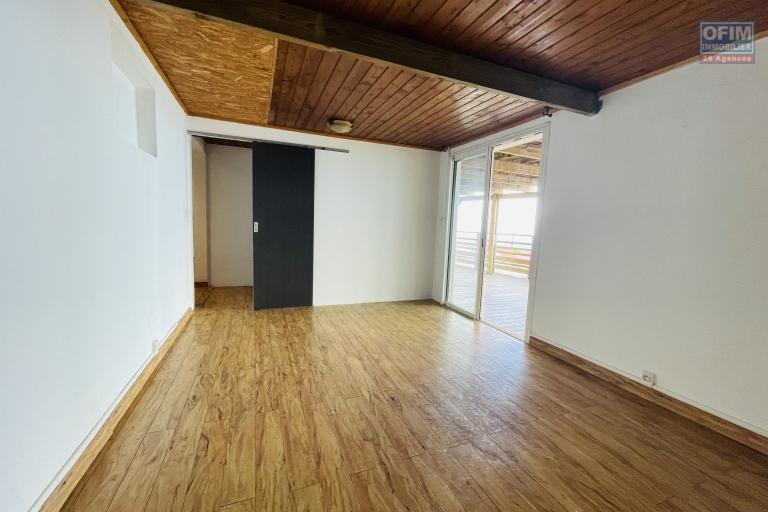 A LOUER belle villa invers&eacute;e de type F4 avec PISCINE CHAUFFEE et VUE exceptionnelle PLEIN OUEST sur BRAS CANOT ( Saint Gilles les Hauts) I NON MEUBLEESAINT GILLES LES HAUTS