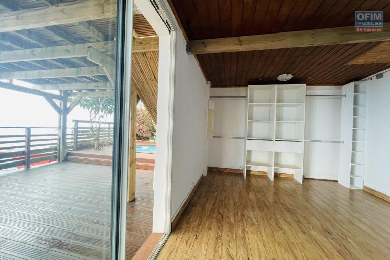 A LOUER belle villa invers&eacute;e de type F4 avec PISCINE CHAUFFEE et VUE exceptionnelle PLEIN OUEST sur BRAS CANOT ( Saint Gilles les Hauts) I NON MEUBLEESAINT GILLES LES HAUTS